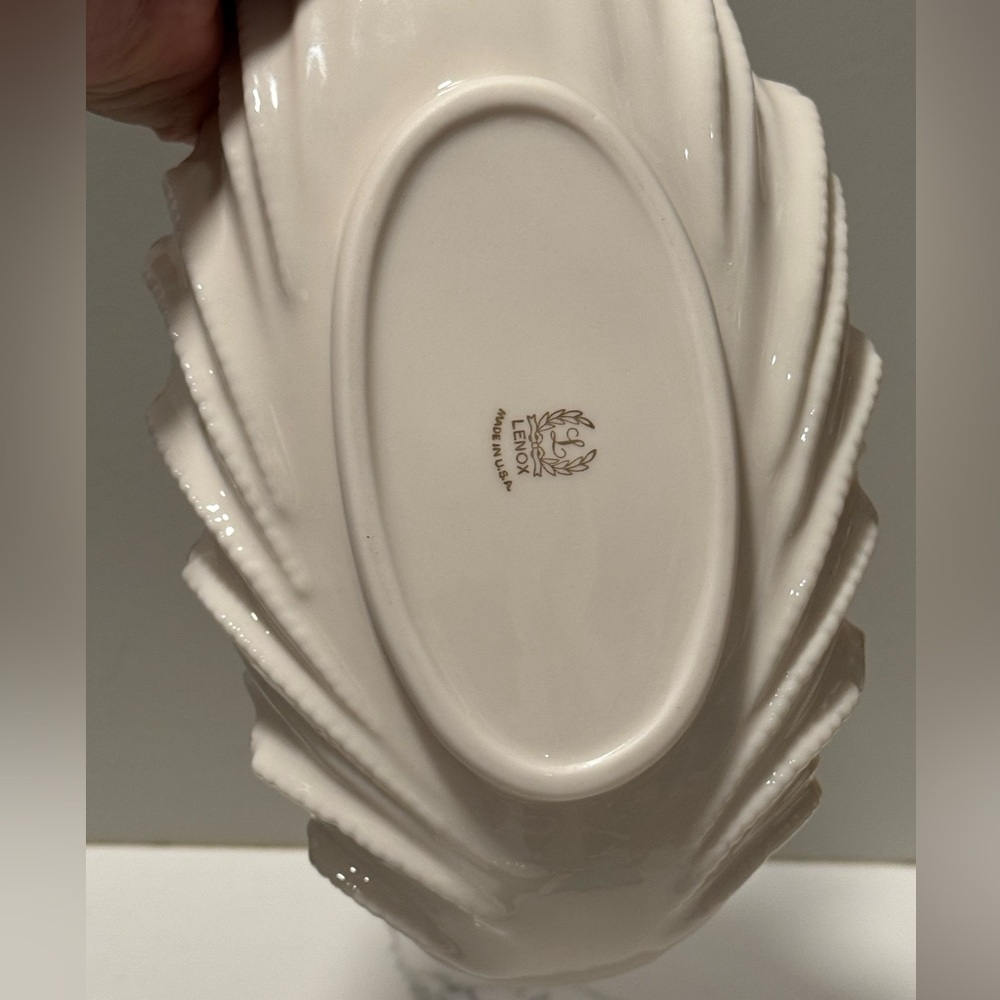 Lenox Acanthus Ivory and 24k Gold Porcelain Leaf Bowl - Picture 6 of 10